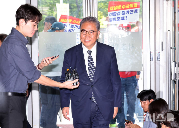 [서울=뉴시스] 배훈식 기자 = 박진 전 외교부 장관이 23일 오전 서울 서초구 순직해병 특별검사팀(특별검사 이명현)에 참고인 신분으로 출석하고 있다. 2025.09.23. dahora83@newsis.com