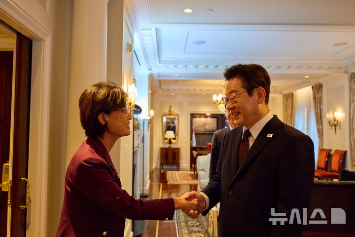 [뉴욕=뉴시스] 최동준 기자 = 이재명 대통령이 지난 9월 22일(현지 시간) 미국 뉴욕의 한 호텔에서 외무위 동아태소위원장 영 킴 하원의원과 인사하고 있다. (공동취재) 2025.09.23. photocdj@newsis.com