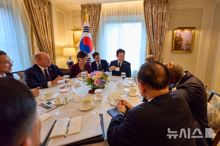 [뉴욕=뉴시스] 최동준 기자 = 이재명 대통령이 22일(현지 시간) 미국 뉴욕의 한 호텔에서 상원 외교위 및 하원 외무위 소속 의원단을 접견하고 있다. (공동취재) 2025.09.23. photocdj@newsis.com