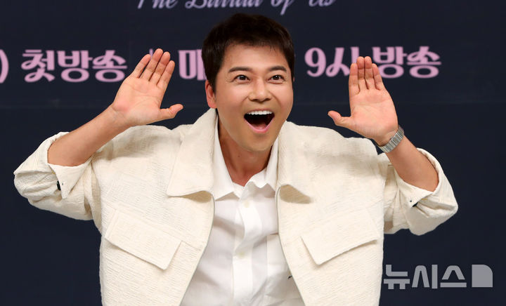 [서울=뉴시스] 김혜진 기자 = 방송인 전현무가 23일 오전 서울 양천구 목동 SBS에서 열린 '우리들의 발라드' 제작발표회에서 포즈를 취하고 있다. 2025.09.23. jini@newsis.com