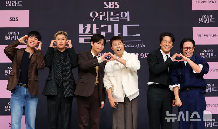 [서울=뉴시스] 김혜진 기자 = 방송인 대니 구(왼쪽부터), 크러쉬, 정승환, 전현무, 차태현, 정재형이 23일 오전 서울 양천구 목동 SBS에서 열린 '우리들의 발라드' 제작발표회에서 포즈를 취하고 있다. 2025.09.23. jini@newsis.com
