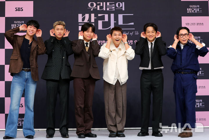[서울=뉴시스] 김혜진 기자 = 방송인 대니 구(왼쪽부터), 크러쉬, 정승환, 전현무, 차태현, 정재형이 23일 오전 서울 양천구 목동 SBS에서 열린 '우리들의 발라드' 제작발표회에서 포즈를 취하고 있다. 2025.09.23. jini@newsis.com