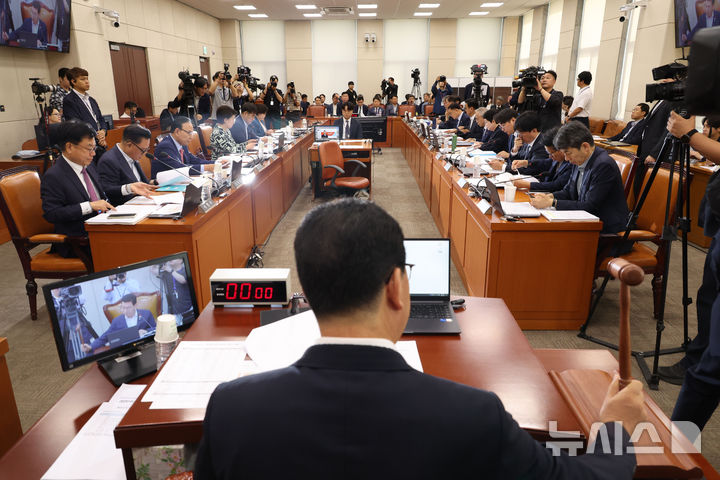 [서울=뉴시스] 조성봉 기자 = 신정훈 국회 행안위원장이 23일 오전 서울 여의도 국회에서  열린 행정안전위원회 전체회의에서 의사봉을 두드리고 있다.  2025.09.23. suncho21@newsis.com