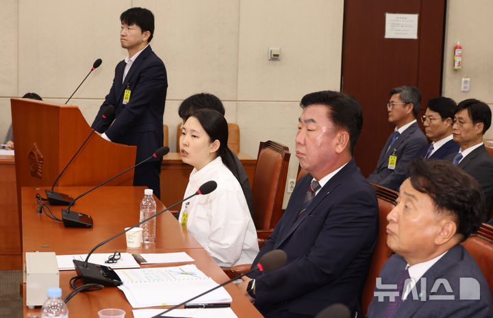 [서울=뉴시스] 조성봉 기자 = 이한울 충청북도 자연재난과 주무관이 23일 오전 서울 여의도 국회 행정안전위원회에서 열린 오송 지하차도 참사 진상규명과 재발방지 대책마련을 위한 국정조사 청문회에서 의원의 질의에 답변하고 있다. 왼쪽부터 성흔수 전 행정중심복합도시건설청 광역도로과 주무관, 이범석 청주시장, 김영환 충청북도도지사. 2025.09.23. suncho21@newsis.com