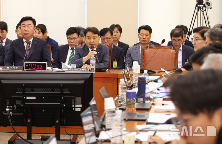 [서울=뉴시스] 조성봉 기자 = 김영환 충청북도 도지사가 23일 오전 서울 여의도 국회 행정안전위원회에서 열린 오송 지하차도 참사 진상규명과 재발방지 대책마련을 위한 국정조사 청문회에서 의원의 질의에 답변하고 있다. 왼쪽은 이범석 청주시장. 2025.09.23. suncho21@newsis.com