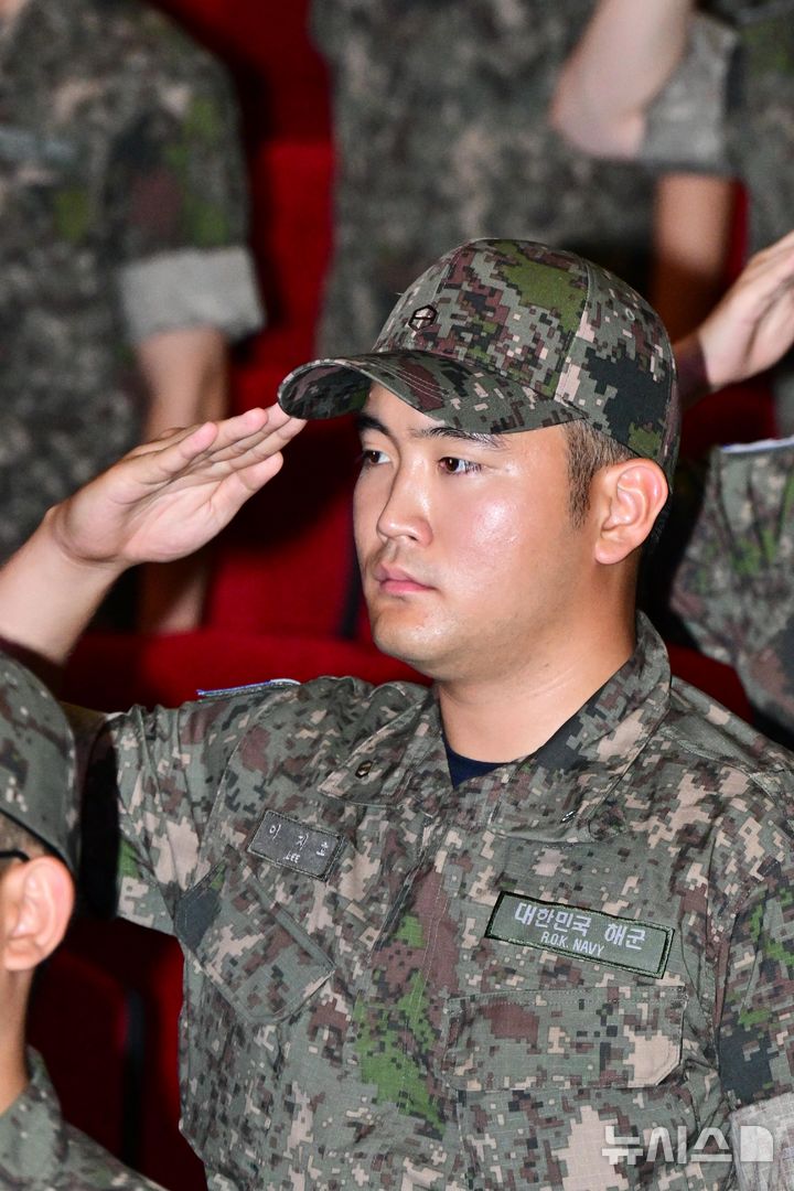 [창원=뉴시스] 차용현 기자 = 23일 오전 삼성전자 이재용 회장의 장남 이지호 씨가 경남 창원시 진해구 해군사관학교에서 열린 '제139기 해군 사관후보생 입교식'에서 참석해 있다. 2025.09.23. con@newsis.com