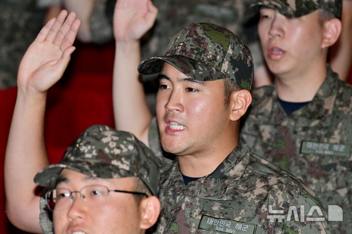 [창원=뉴시스] 차용현 기자 = 23일 오전 삼성전자 이재용 회장의 장남 이지호 씨가 경남 창원시 진해구 해군사관학교에서 열린 '제139기 해군 사관후보생 입교식'에서 참석해 있다. 2025.09.23. con@newsis.com