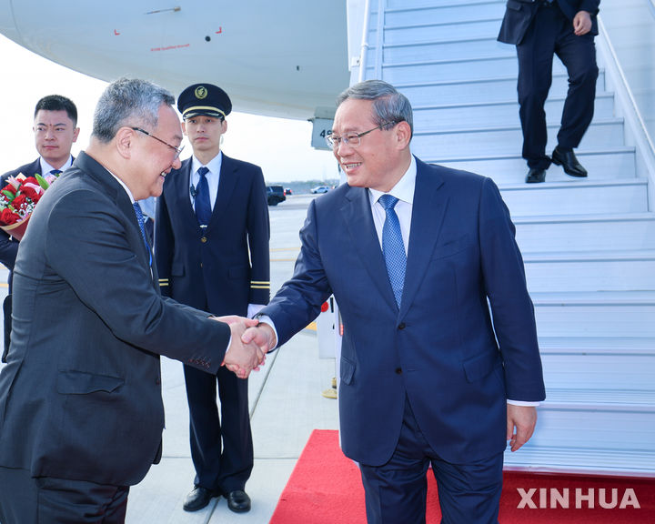 [뉴욕=신화/뉴시스] 리창 중국 총리(오른쪽)가 제80차 유엔 총회 일반토론 참석을 위해 22일(현지 시간) 미국 뉴욕에 도착했다. 리 총리가 공항에 영접을 나온 푸충 유엔 주재 중국대사와 악수하는 모습. 2025.09.23 