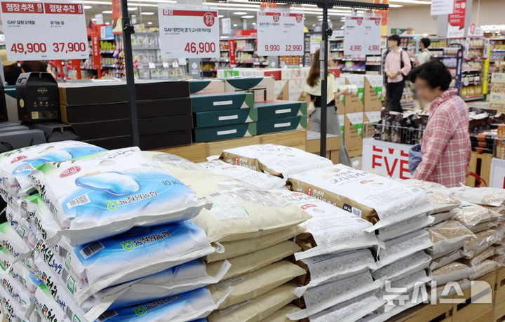 [서울=뉴시스] 조성우 기자 = 서울 시내의 한 대형마트에 판매 중인 쌀. 2025.09.23. xconfind@newsis.com