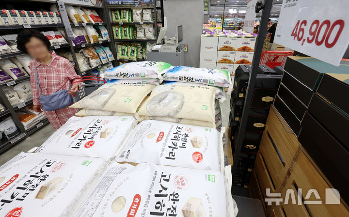 [서울=뉴시스] 조성우 기자 = 서울 시내의 한 대형마트에 진열된 쌀. 2025.09.23. xconfind@newsis.com