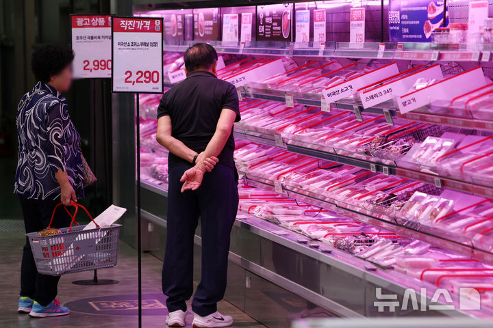 [서울=뉴시스] 서울 시내의 한 대형마트에서 고객이 소고기를 살펴보고 있다. photo@newsis.com