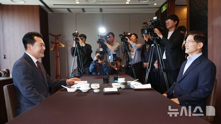 [서울=뉴시스] 김명년 기자 = 장동혁 국민의힘 대표가 23일 서울 여의도의 한 음식점에서 김문수 전 대선후보와 오찬에 앞서 대화하고 있다.(공동취재) 2025.09.23. kmn@newsis.com