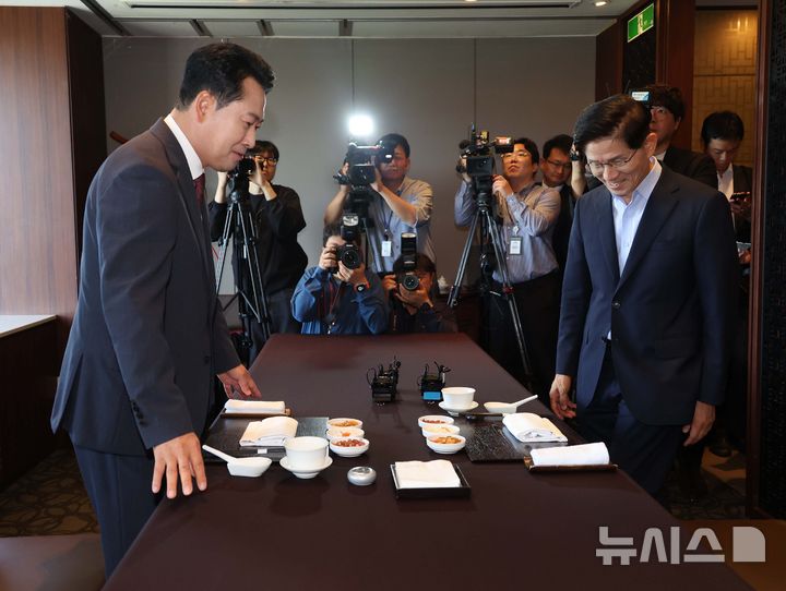 [서울=뉴시스] 김명년 기자 = 장동혁 국민의힘 대표가 23일 서울 여의도의 한 음식점에서 김문수 전 대선후보와 오찬을 위해 만나 자리에 앉고 있다.(공동취재) 2025.09.23. kmn@newsis.com