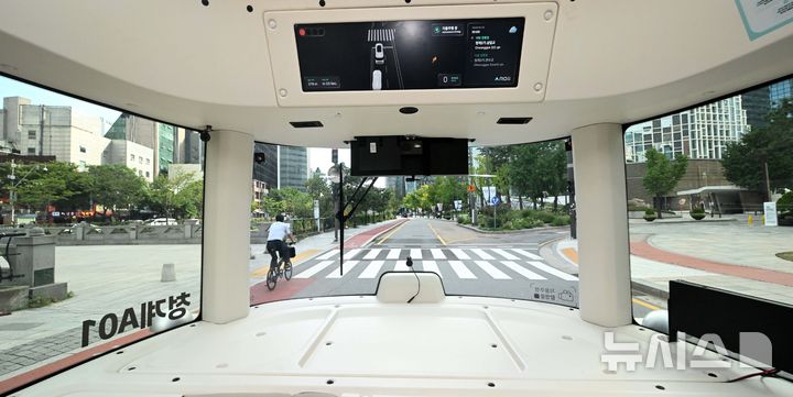 [서울=뉴시스] 권창회 기자 = 지난 9월23일 오전 서울 중구 청계광장 인근에서 운전석 없는 자율주행셔틀버스가 시범운행 되고 있다.(공동취재) 2025.09.23. photo@newsis.com