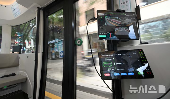 [서울=뉴시스] 권창회 기자 = 23일 오전 서울 중구 청계광장 인근에서 운전석 없는 자율주행셔틀버스가 시범운행 되고 있다. 운전석과 운전대가 없는 자율주행셔틀은 안전요원이 탑승하지만, 운전에는 관여하지 않는다. 청계광장∼청계5가(광장시장)∼청계광장을 순환하는 총 4.8㎞ 구간으로, 주중 평일 오전 10시부터 오후 5시까지 운행한다.(공동취재) 2025.09.23. photo@newsis.com