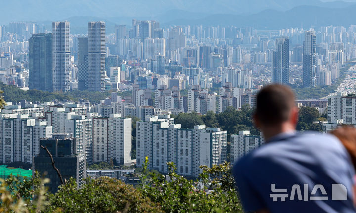 [서울=뉴시스] 이영환 기자 = 서울 6억원 이하 아파트가 10년새 5분의 1 수준으로 줄어든 23일 오후 서울 시내의 아파트가 보이고 있다.부동산 중개업체 집토스 분석에 따르면, 서울 전체 거래에서 '6억 원 이하' 아파트가 차지하는 비중은 2015년 80.5%에서 2025년 15.8%로 급감했다. 2025.09.23. 20hwan@newsis.com