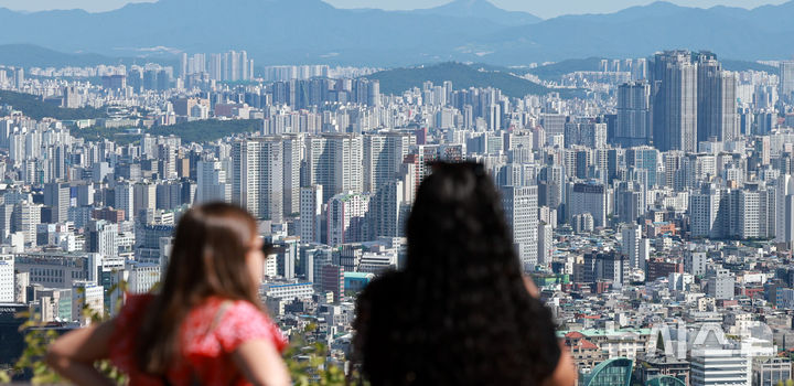 [서울=뉴시스] 이영환 기자 = 서울 6억원 이하 아파트가 10년새 5분의 1 수준으로 줄어든 23일 오후 서울 시내의 아파트가 보이고 있다. 부동산 중개업체 집토스 분석에 따르면, 서울 전체 거래에서 '6억 원 이하' 아파트가 차지하는 비중은 2015년 80.5%에서 2025년 15.8%로 급감했다. 2025.09.23. 20hwan@newsis.com