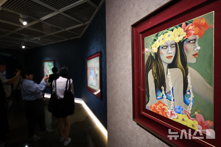 [[서울=뉴시스] 황준선 기자 = 23일 서울 종로구 석파정 서울미술관에서 열린 천경자 작고 10주기 특별기획전 '내 슬픈 전설의 101페이지' 언론 공개 행사에서 참석자들이 전시를 관람하고 있다.오는 24일부터 개최되는 '내 슬픈 전설의 101페이지'는 천경자 작가의 1940년대 후반부터 1990년대에 이르는 대표 작업 80여점을 주제에 맞게 묶어 총망라한 전시로 지난 2006년 회고전 이후 이후 가장 큰 규모의 대형 전시다. 2025.09.23. hwang@newsis.com