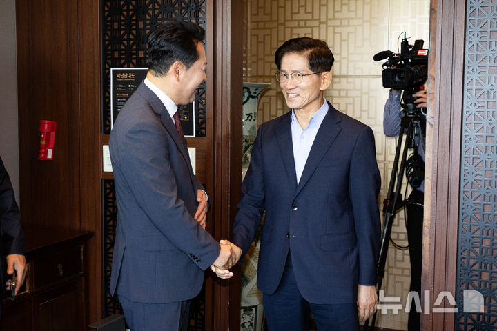 [서울=뉴시스] 김명년 기자 = 장동혁 국민의힘 대표가 23일 서울 여의도의 한 음식점에서 김문수 전 대선후보와 오찬에 앞서 인사를 나누고 있다.(공동취재) 2025.09.23. photo@newsis.com