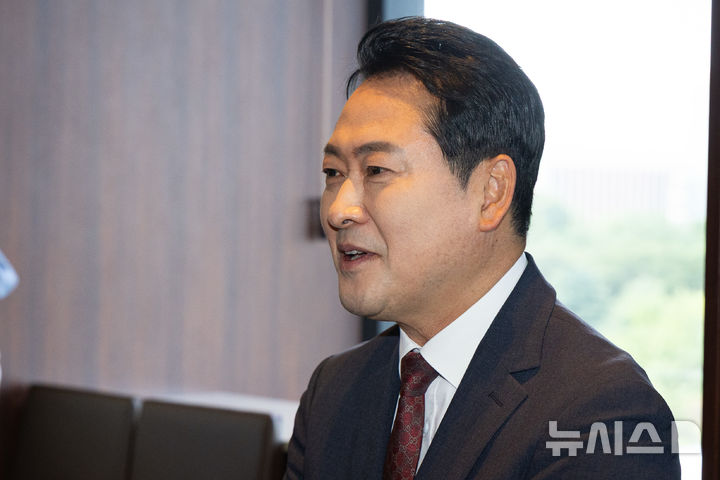 [서울=뉴시스] 김명년 기자 = 장동혁 국민의힘 대표가 23일 서울 여의도 한 중식당에서 김문수 전 대선후보와 만나 오찬에 앞서 인사말을 하고 있다. (공동취재) 2025.09.23. photo@newsis.com