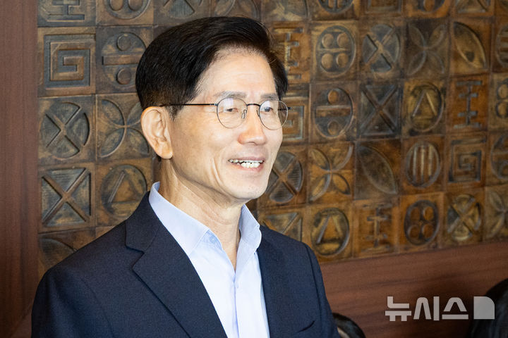 [서울=뉴시스] 김명년 기자 = 김문수 전 대선후보가 23일 서울 여의도 한 중식당에서 장동혁 국민의힘 대표와 만나 오찬에 앞서 인사말을 하고 있다.(공동취재) 2025.09.23. photo@newsis.com