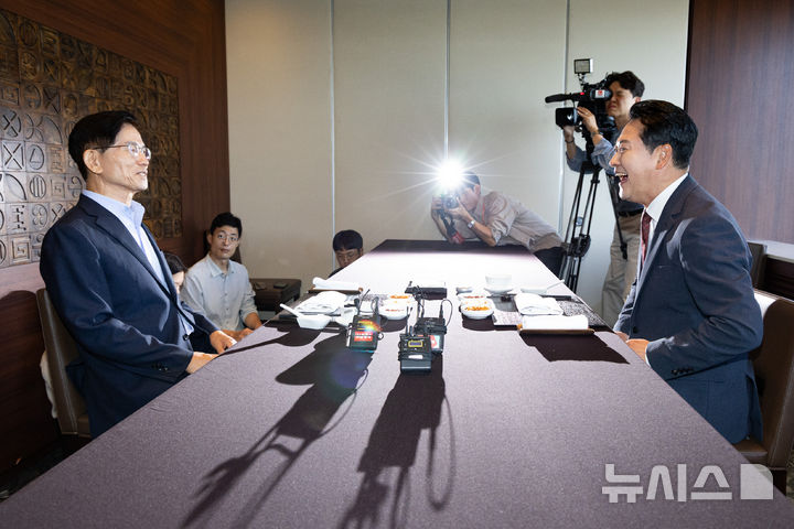 [서울=뉴시스] 김명년 기자 = 장동혁 국민의힘 대표가 23일 서울 여의도의 한 음식점에서 김문수 전 대선후보와 오찬에 앞서 대화를 하고 있다.(공동취재) 2025.09.23. photo@newsis.com