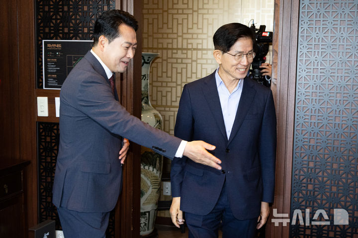 [서울=뉴시스] 김명년 기자 = 장동혁 국민의힘 대표가 23일 서울 여의도의 한 음식점에서 김문수 전 대선후보와 오찬을 하기 전 자리를 권하고 있다.(공동취재) 2025.09.23. photo@newsis.com