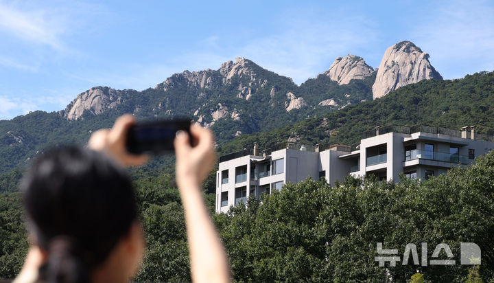 [서울=뉴시스] 홍효식 기자 = 23일 서울 강북구 한화호텔앤드리조트의 하이엔드 리조트 '안토'에서 취재진들이 미디어 투어를 하고 있다. 2025.09.23. yesphoto@newsis.com