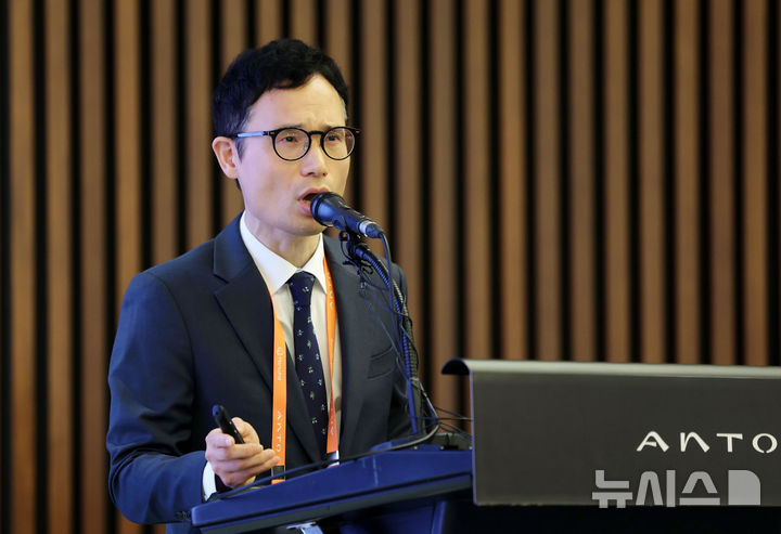 [서울=뉴시스] 홍효식 기자 = 조성일 정상북한산리조트 대표가 23일 서울 강북구 한화호텔앤드리조트의 하이엔드 리조트 '안토' 그랜드볼룸에서 열린 안토 미디어 투어에서 환영사 및 브랜드 설명을 하고 있다. 2025.09.23. yesphoto@newsis.com