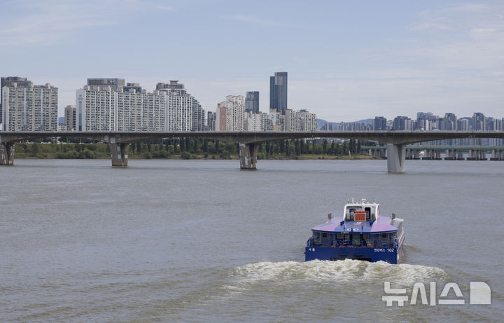 [서울=뉴시스] 김근수 기자 = 서울시 한강버스가 정식 운항을 시작한 지 닷새째인 23일 서울 여의도 한강버스 선착장 인근에서 운항을 하고 있다. 2025.09.23. ks@newsis.com