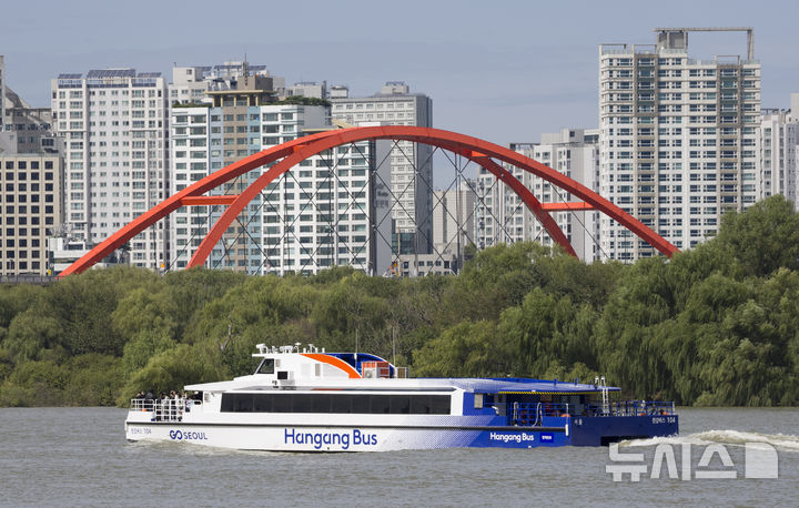 [서울=뉴시스] 김근수 기자 = 서울시 한강버스가 정식 운항을 시작한 지 닷새째인 23일 서울 마포구 서강대교 인근에서 운항을 하고 있다. 2025.09.23. ks@newsis.com