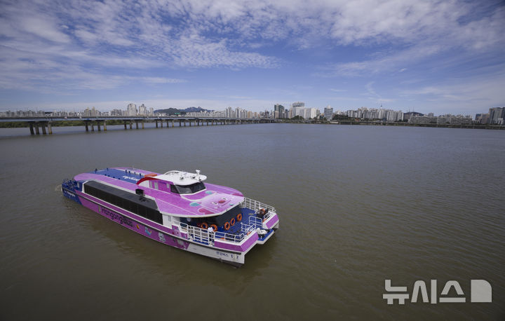 [서울=뉴시스] 김근수 기자 = 서울시 한강버스가 정식 운항을 시작한 지 닷새째인 23일 서울 여의도 한강버스 선착장 인근에서 운항을 하고 있다. 2025.09.23. ks@newsis.com