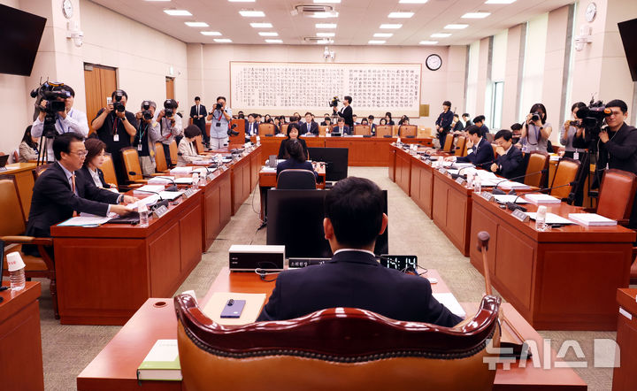 [서울=뉴시스] 조성봉 기자 = 김용민 법제사법위원회 법안심사제1소위원회 위원장이 23일 오후 서울 여의도 국회에서 열린 법사위 법안심사제1소위 회의에서 의사봉을 두드리고 있다. 2025.09.23. suncho21@newsis.com