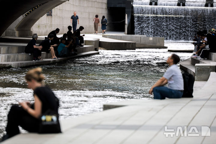 [서울=뉴시스] 정병혁 기자 = 절기상 추분인 23일 서울 중구 청계천을 찾은 시민과 여행객들이 휴식을 취하고 있다. 2025.09.23. jhope@newsis.com