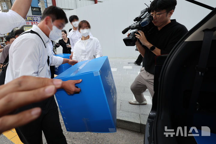 [서울=뉴시스] 권창회 기자 = 23일 오후 서울 성북구 장위동 전한나씨 주거지에서 경찰이 압수수색 물품을 들고 차에 싣고 있다.2025.09.23. kch0523@newsis.com