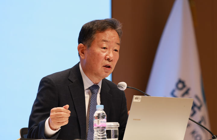 [서울=뉴시스] 황건일 한국은행 금융통화위원이 지난해 9월 23일 오전 한국은행 본부에서 개최된 기자간담회에서 발언하고 있다. (사진=한국은행 제공). 2025.09.23. photo@newsis.com *재판매 및 DB 금지