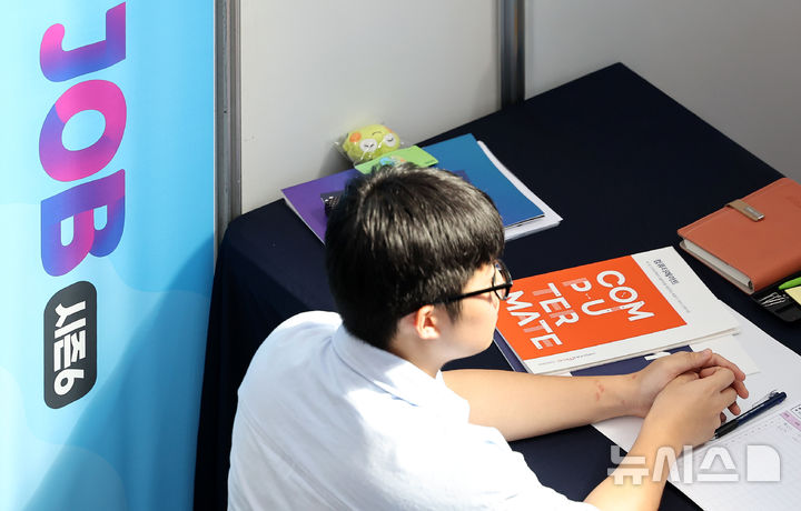 [대구=뉴시스] 이무열 기자 = 23일 대구 수성구 수성알파시티 SW융합테크비즈센터(DNEX)에서 열린 ‘2025 청년 굿잡(GOOD JOB) 일자리 박람회’를 찾은 한 취업 준비생이 현장면접을 보고 있다. 2025.09.23. lmy@newsis.com