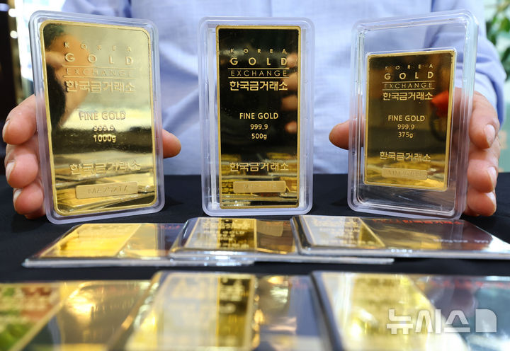 [서울=뉴시스] 황준선 기자 = 국제 금 가격이 7일(현지 시간) 사상 처음으로 온스 당 4000달러를 돌파했다. 지난달 23일 서울 종로구 한국금거래소에서 직원이 골드바를 들어보이고 있는 모습. 2025.10.08. hwang@newsis.com