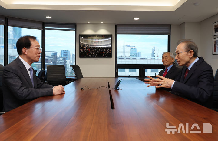 [서울=뉴시스] 배훈식 기자 = 이명박(오른쪽) 전 대통령이 23일 오후 서울 서초구 청계재단에서 예방온 이석연 국민통합위원장과 대화하고 있다. 2025.09.23. dahora83@newsis.com