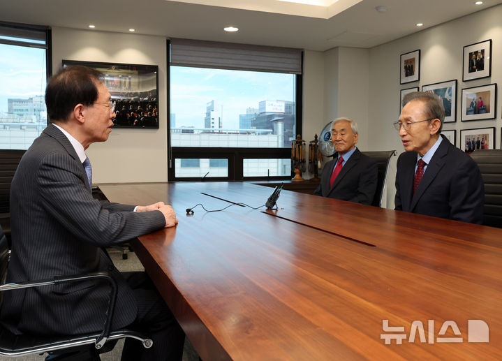 [서울=뉴시스] 배훈식 기자 = 이명박(오른쪽) 전 대통령이 23일 오후 서울 서초구 청계재단에서 예방온 이석연 국민통합위원장과 대화하고 있다. 2025.09.23. dahora83@newsis.com
