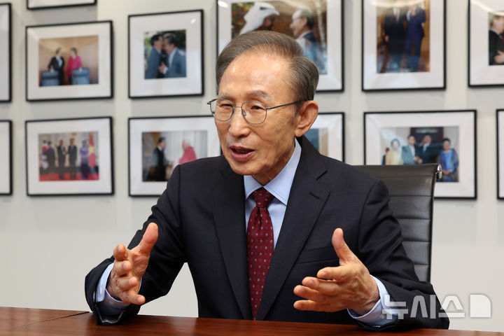 [서울=뉴시스] 배훈식 기자 = 이명박 전 대통령이 23일 오후 서울 서초구 청계재단에서 예방온 이석연 국민통합위원장과 대화하고 있다. 2025.09.23. dahora83@newsis.com