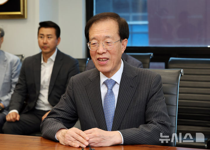 [서울=뉴시스] 배훈식 기자 = 이석연 국민통합위원장이 23일 오후 서울 서초구 청계재단을 찾아 이명박 전 대통령과 대화하고 있다. 2025.09.23. dahora83@newsis.com