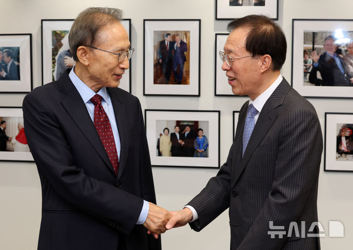 [서울=뉴시스] 배훈식 기자 = 이명박(왼쪽) 전 대통령이 23일 오후 서울 서초구 청계재단에서 예방온 이석연 국민통합위원장과 악수하고 있다. 2025.09.23. dahora83@newsis.com