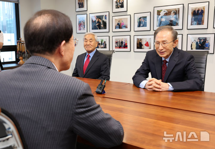 [서울=뉴시스] 배훈식 기자 = 이명박(오른쪽) 전 대통령이 23일 오후 서울 서초구 청계재단에서 예방온 이석연 국민통합위원장과 대화하고 있다. 2025.09.23. dahora83@newsis.com