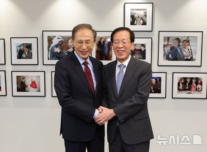 [서울=뉴시스] 배훈식 기자 = 이명박(왼쪽) 전 대통령이 23일 오후 서울 서초구 청계재단에서 예방온 이석연 국민통합위원장과 기념촬영을 하고 있다. 2025.09.23. dahora83@newsis.com