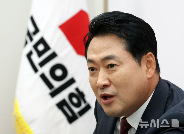 [서울=뉴시스] 고승민 기자 = 장동혁 국민의힘 대표가 서울 여의도 국회 집무실에서 뉴시스와 인터뷰를 하고 있다. 2025.09.24. kkssmm99@newsis.com