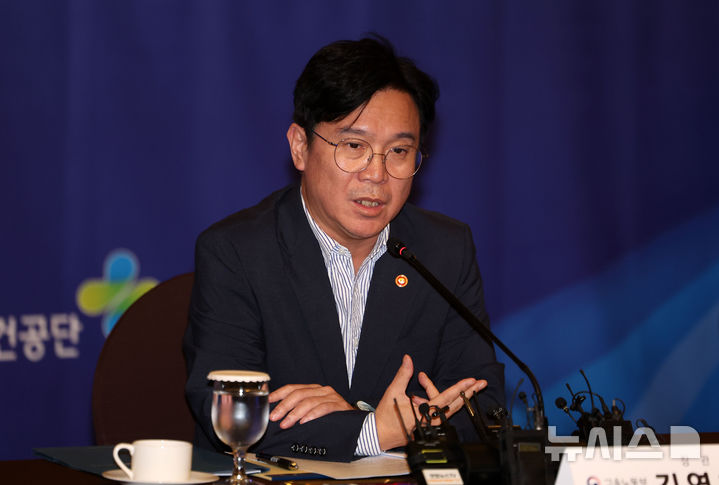 [서울=뉴시스] 김선웅 기자 = 김영훈 고용노동부 장관이 23일 서울 중구 로얄호텔서울에서 열린 추락사고 예방을 위한 건설사 간담회에서 모두발언을 하고 있다. 2025.09.23. mangusta@newsis.com