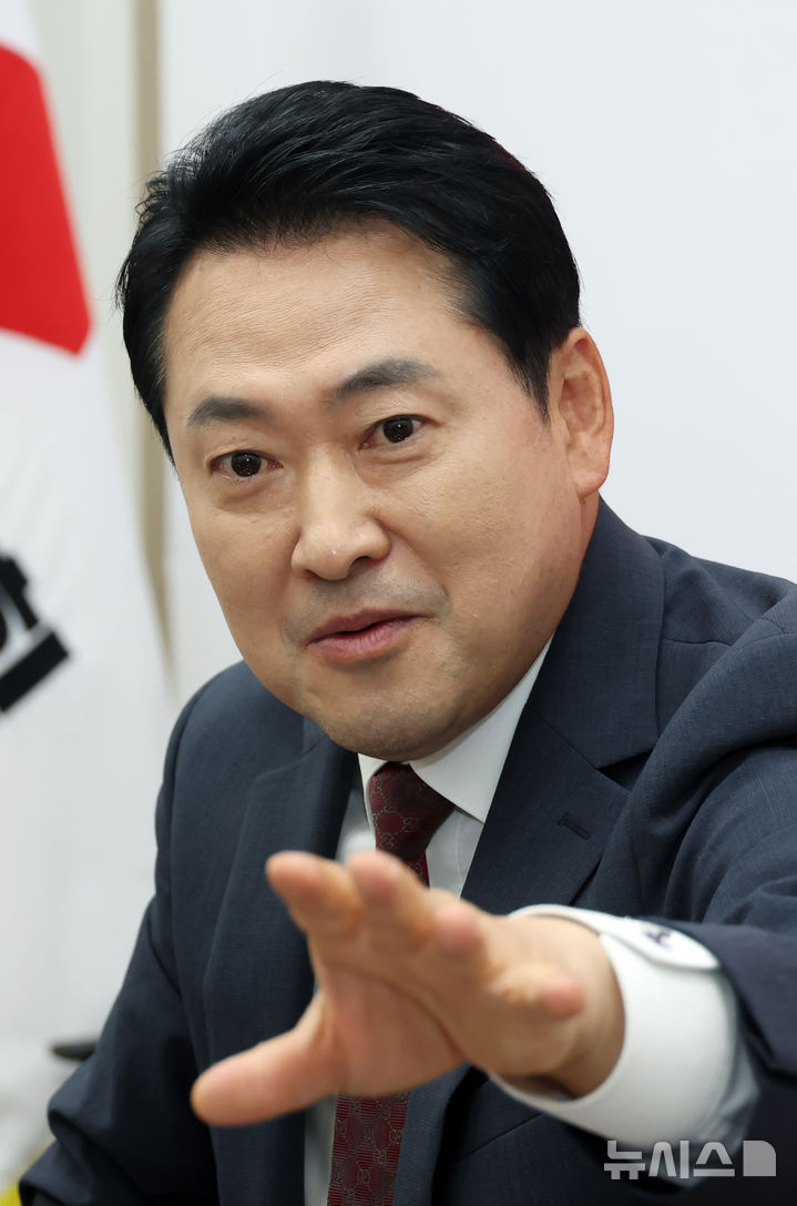 [서울=뉴시스] 고승민 기자 = 장동혁 국민의힘 대표가 서울 여의도 국회 집무실에서 뉴시스와 인터뷰를 하고 있다. 2025.09.24. kkssmm99@newsis.com