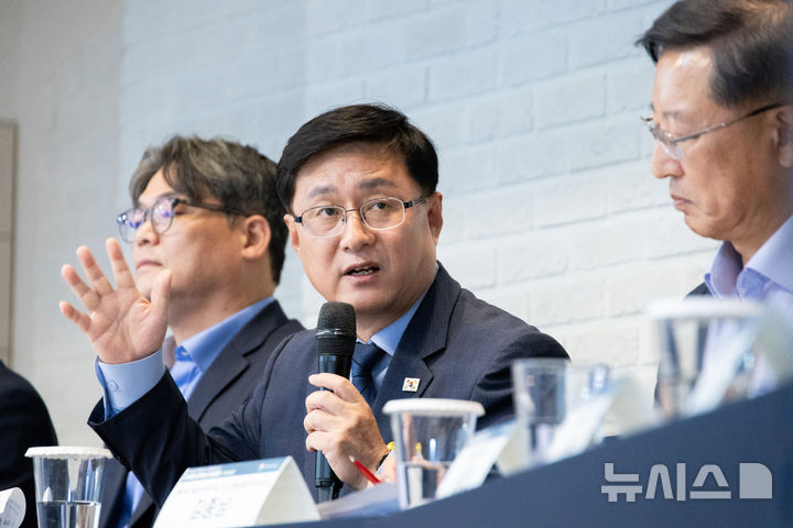 [서울=뉴시스] 김진아 기자 = 김성환 환경부 장관이 23일 서울 서초구 한국전력 양재 아트센터에서 2035 국가 온실가스 감축목표(NDC) 설정을 위한 2035 NDC 대국민 공개논의 전력분야 토론회를 주재하고 있다. (사진=환경부 제공) 2025.09.23. photo@newsis.com