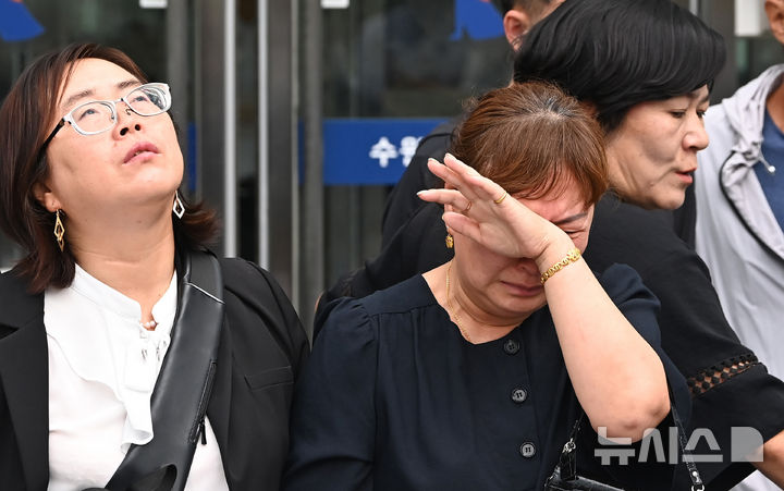 [수원=뉴시스] 김종택 기자 = 공장 화재로 23명의 사망자가 발생한 화성 리튬전지 제조업체 아리셀 박순관 대표의 1심선고가 열린 23일 아리셀 참사 유가족들이 경기 수원지방법원 앞에서 입장을 밝히고 있다. 이날 수원지법 형사14부(고권홍 부장판사)는 중대재해처벌법으로 기소된 아리셀 박순관 대표에게 1심에서 징역 15년을 선고했다. 2025.09.23. jtk@newsis.com